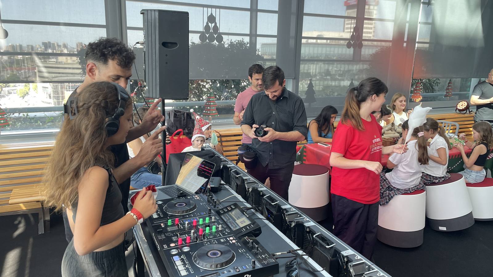 DJ Booth interactivo para chicos en evento Coca-Cola