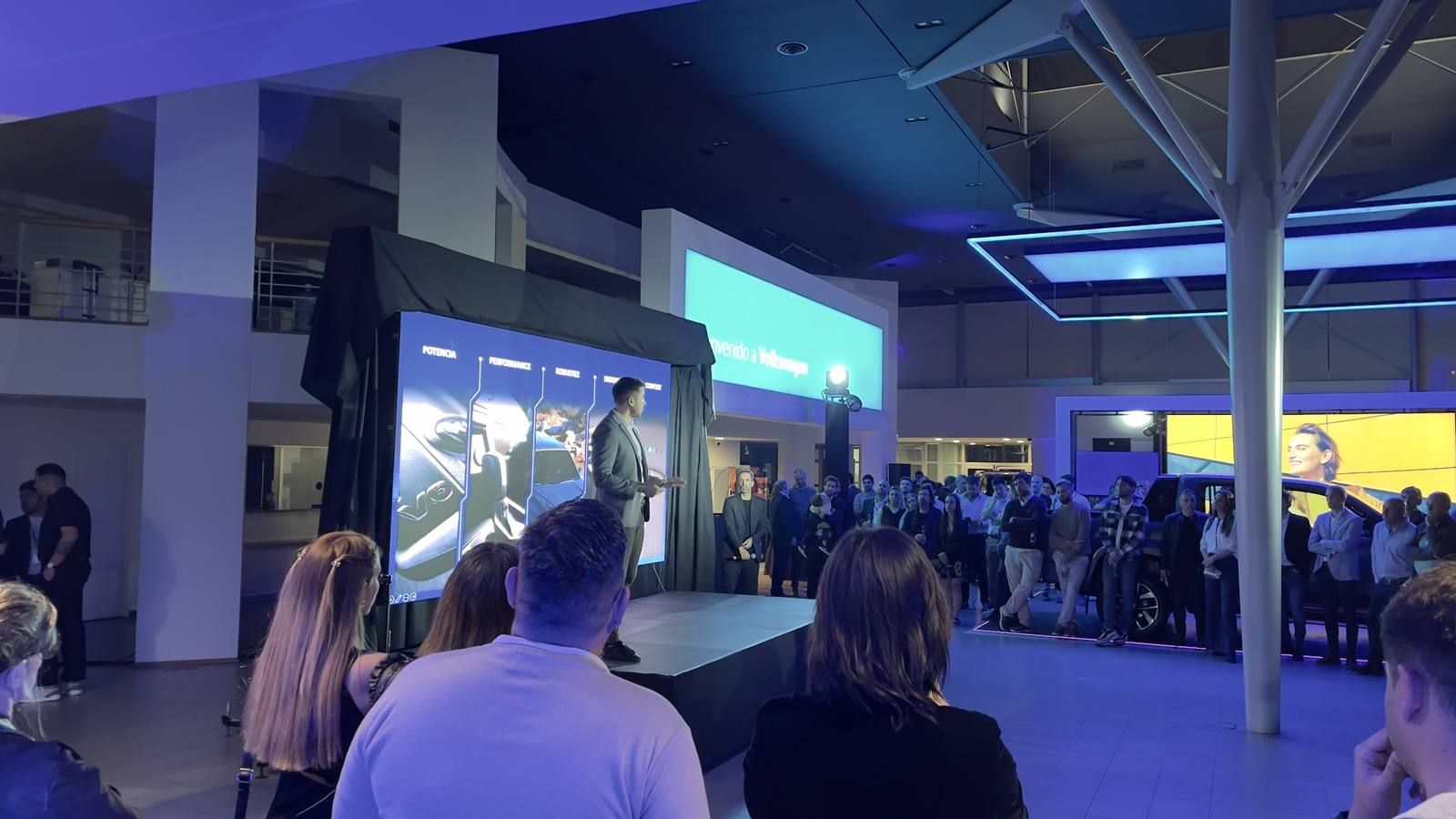 Evento corporativo con pantalla LED y puesta técnica