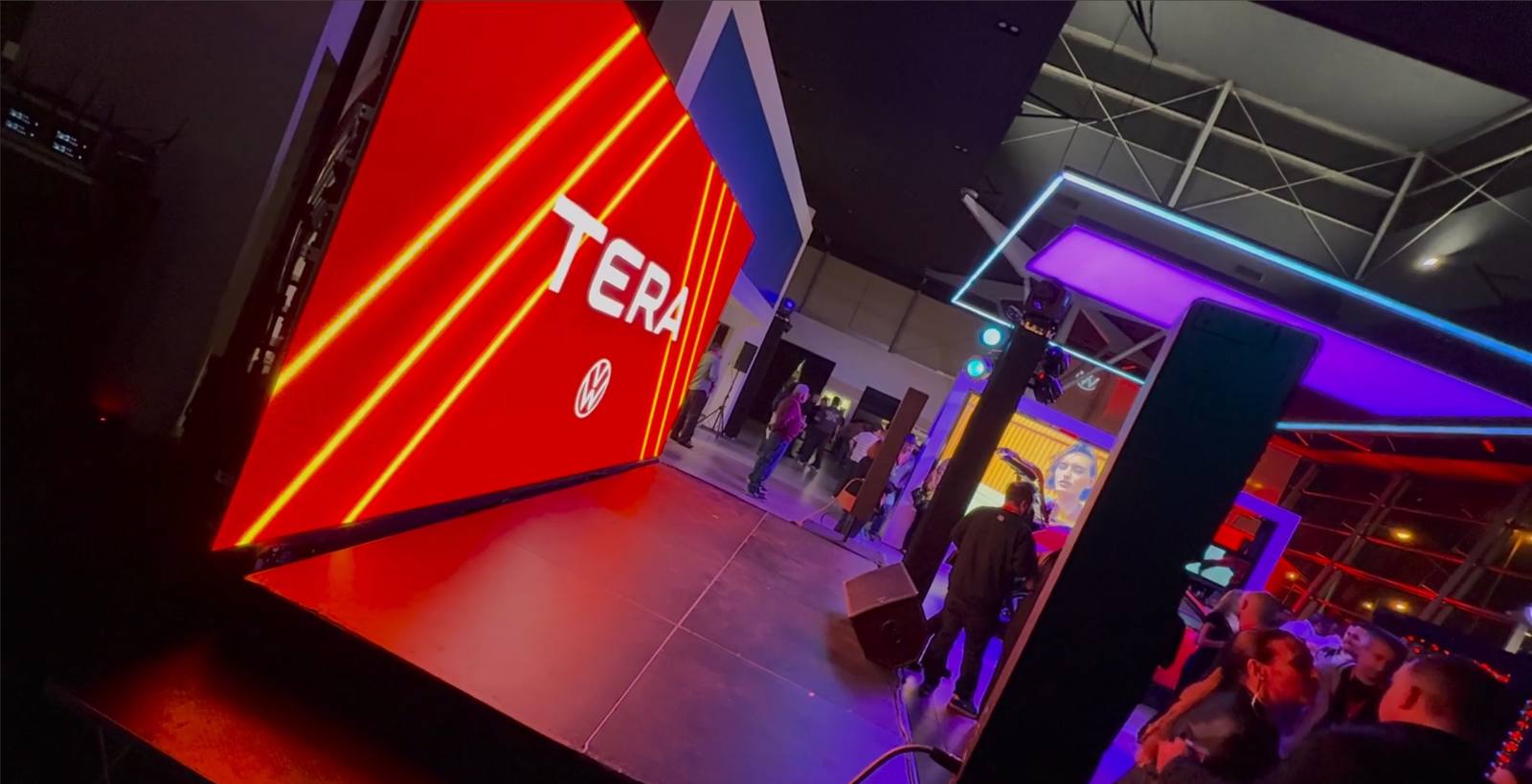 Stand corporativo con pantallas LED y operación técnica en expo