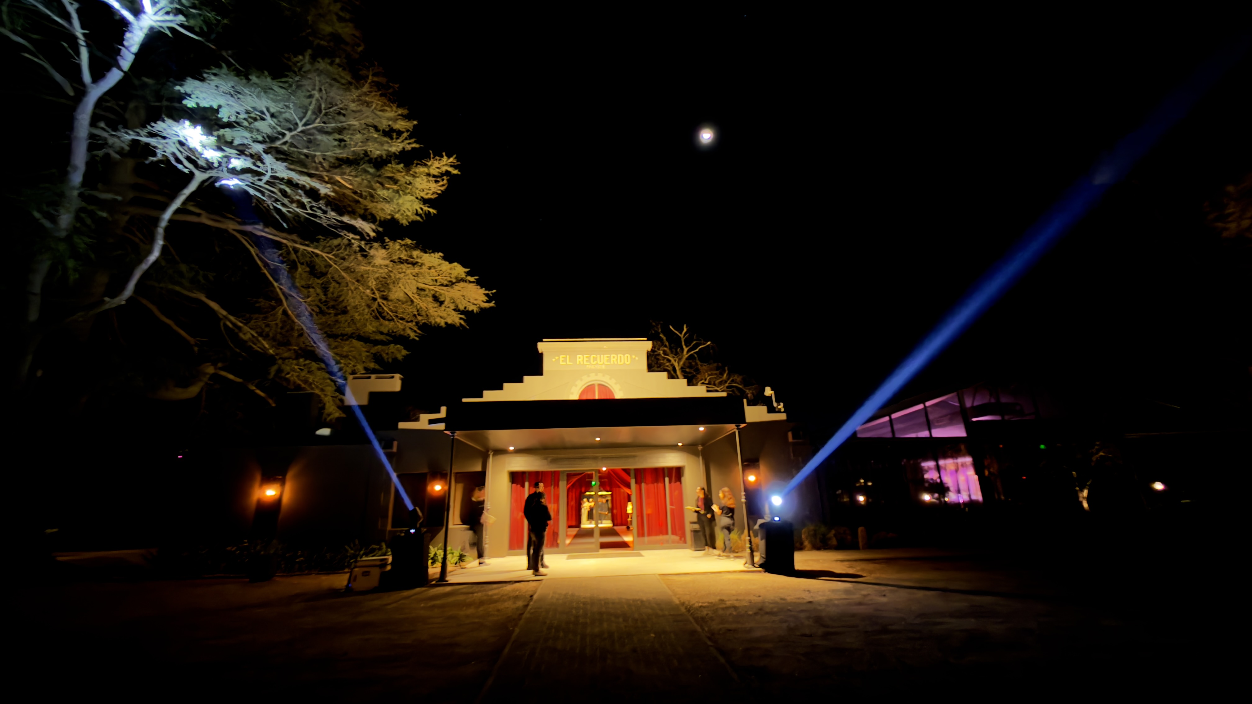 Escenario DJ con pantallas e iluminación para fiesta de 15