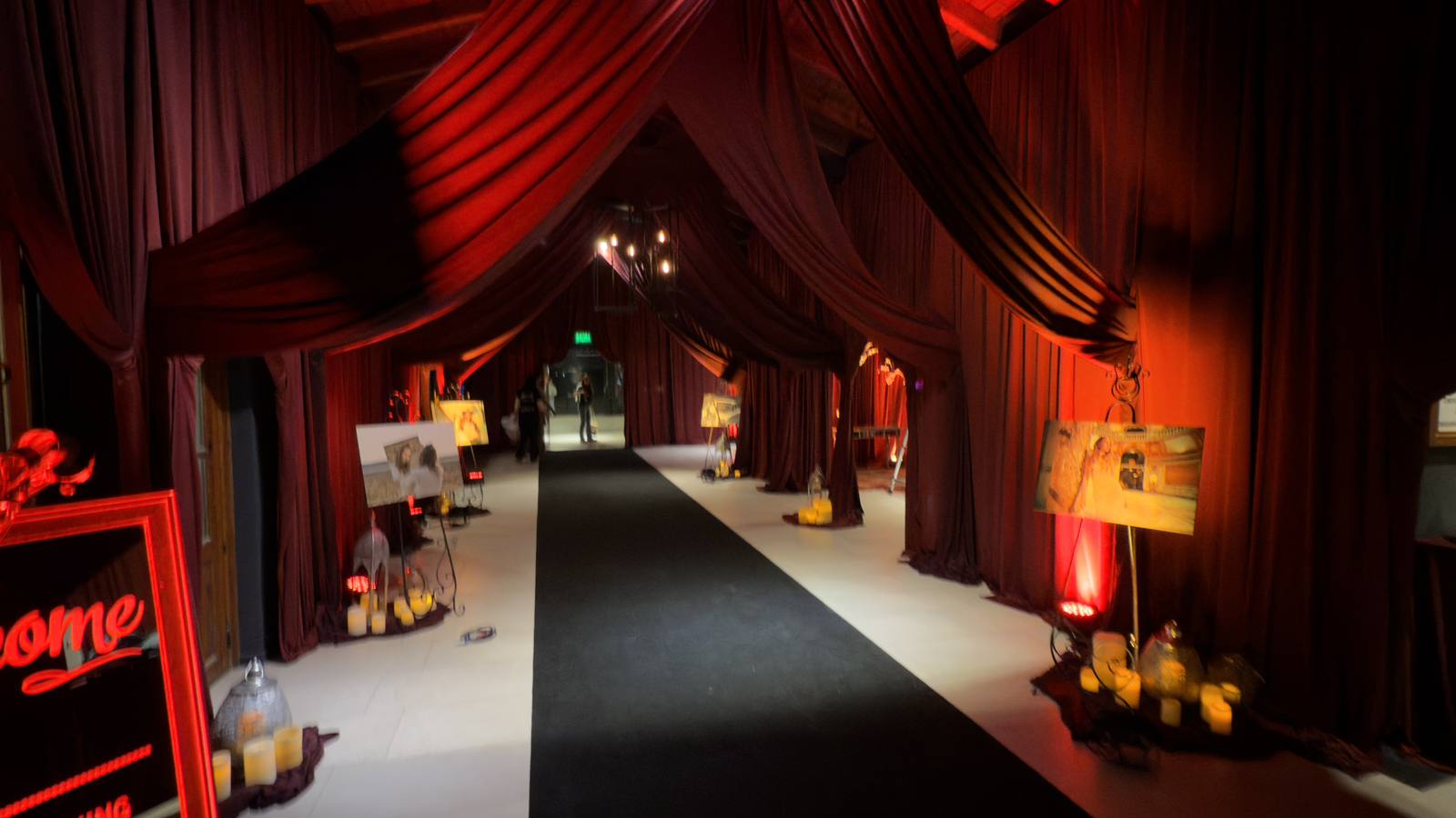 Pasillo de entrada e iluminación para fiesta de 15