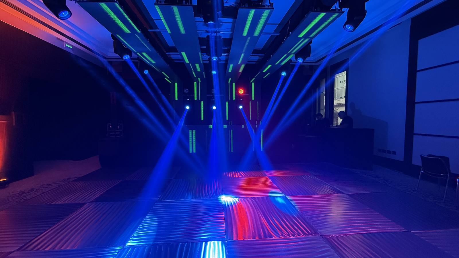 Cabina DJ con pantalla para boda