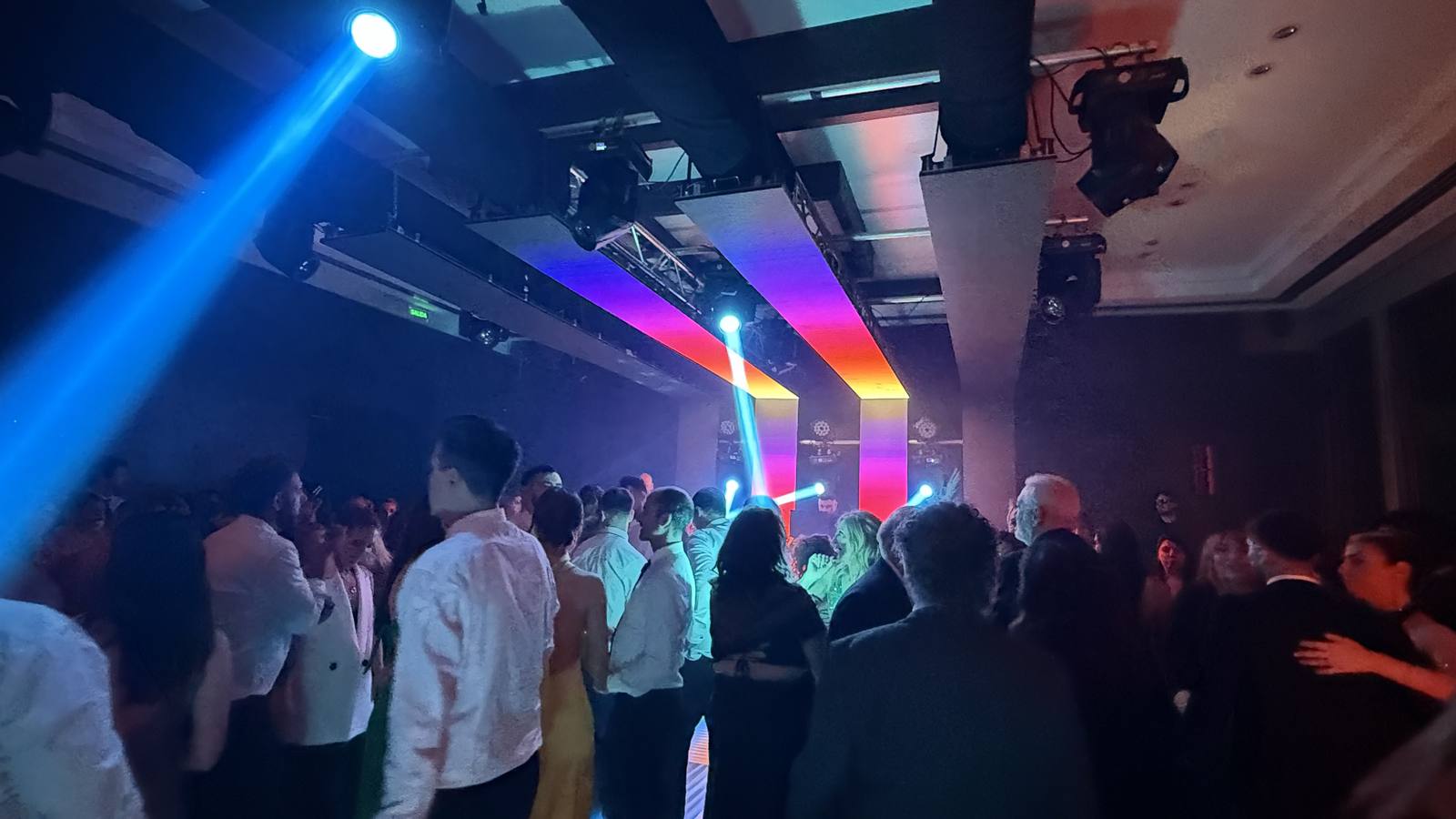 Cabina DJ con pantalla para casamiento