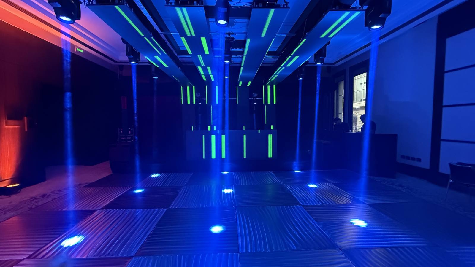Pantalla en techo, pista de acero e iluminación