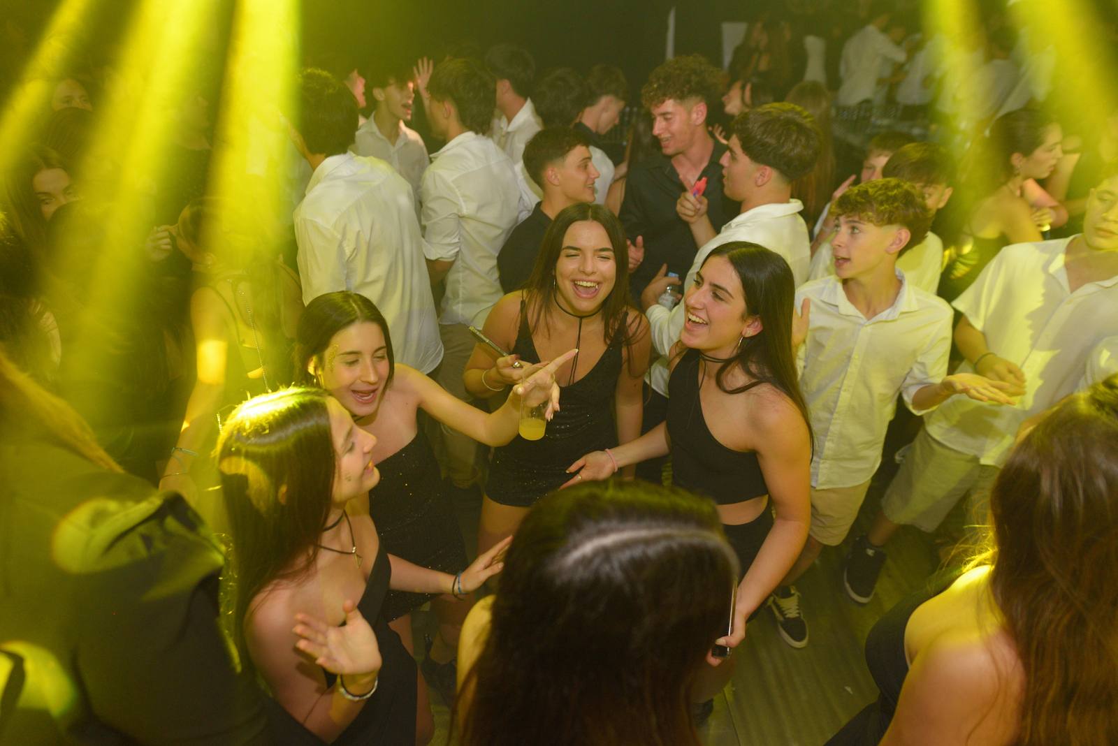Techo de esferas e iluminación para fiesta social
